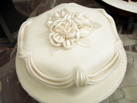 Торт на свадьбу Бухарест, украшенный сахарной мастикой с узором