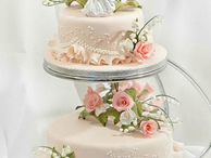 Свадебный торт Бостон с ажурной окантовкой и фигуркой