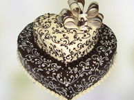 Двухъярусный торт Ажурное сердце, украшенный узорами из шоколада
