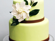 Торт Белый цветок, украшенный сахарной мастикой