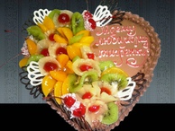 Торт в виде сердца на 14 февраля, украшен фруктами и ягодами