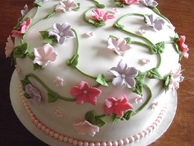 Торт Весенняя прелесть на 8 марта, украшенный узором из сахарной мастики