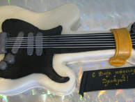 Оригинальный торт в виде гитары в подарок музыканту