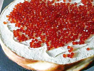 Необычный торт в виде бутерброда с красной икрой (мастика, сливки, мармеладное драже)