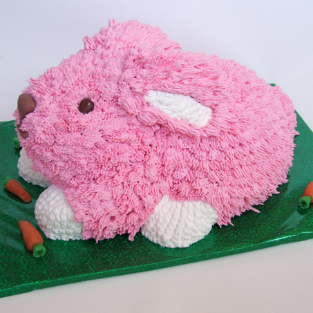 Торт Розовый кролик, украшенный сливками