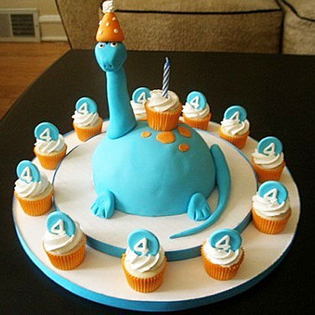 Торт на день рождения ребенку Динозаврик с пирожными