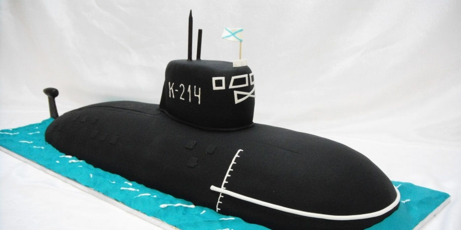 Торт в форме подводной лодки, украшен сахарной мастикой