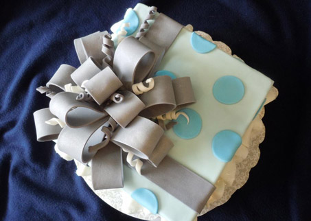 Торт подарок, выполенный в форме коробки и украшенный бантом из сахарной мастики