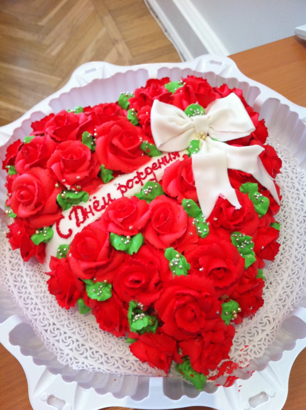 Торт в виде сердца, украшенный розами из сливок