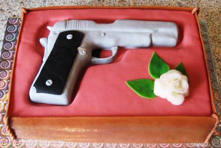 Торт на 23 февраля с фигуркой в форме пистолета
