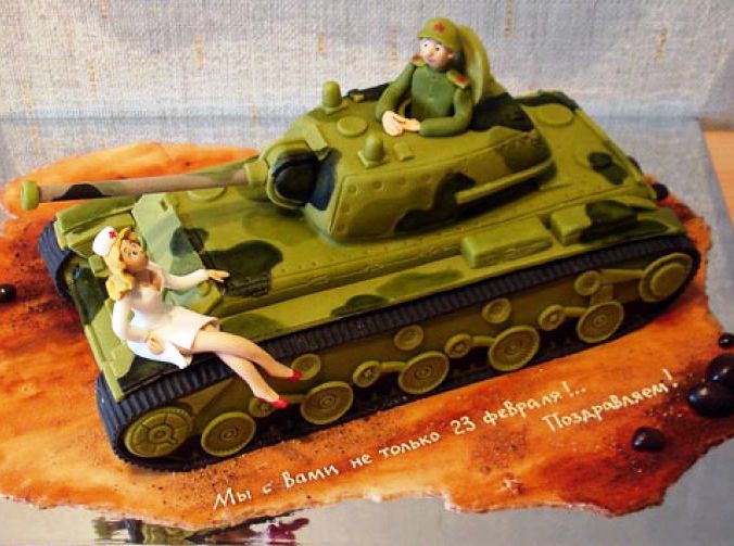 Торт на 23 февраля в форме танка, покрытый сахарной мастикой