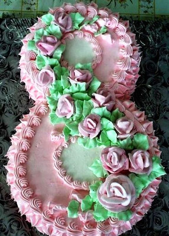 Торт в виде цифры 8, украшенный сливками