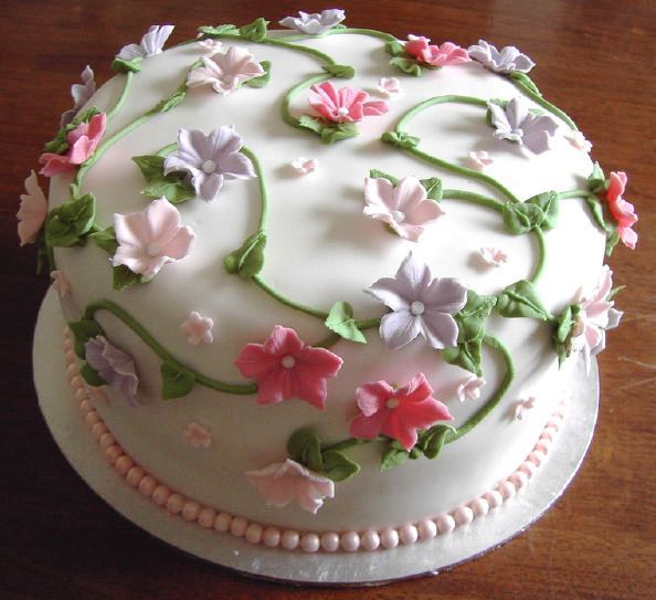 Торт Весенняя прелесть на 8 марта, украшенный узором из сахарной мастики