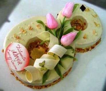 Торт Цифра 8 украшенный цветами из сахарной мастики