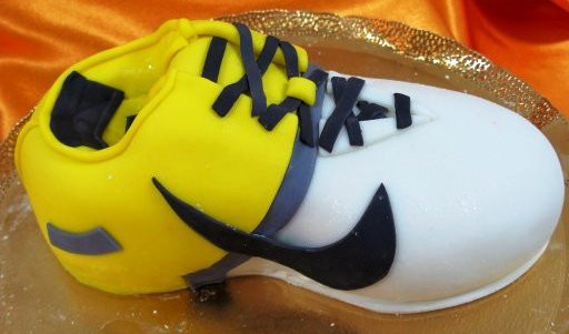 Торт в подарок мужчине в виде кроссовка Nike