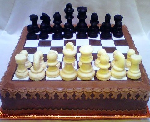 Торт в виде шахматной доски с фигурами из мастики