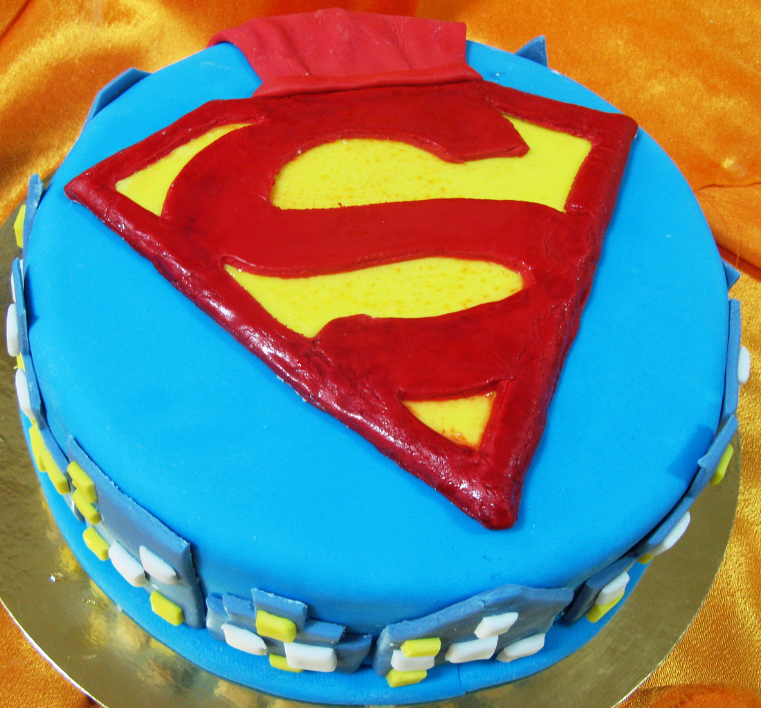 Торт для мужчины с эмблемой Супермена