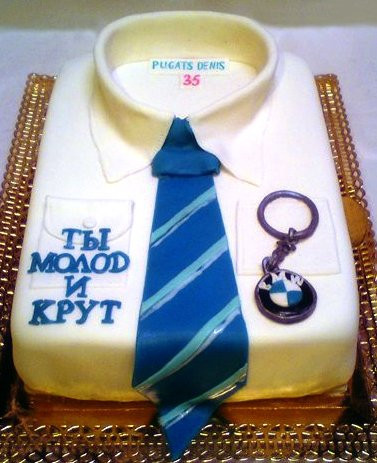 Торт в форме рубашки с галстуком 