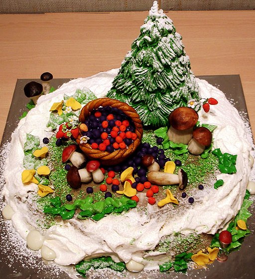 Нарядный торт в форме композиции, изображающей новогодний лес - елка, лукошко, снег