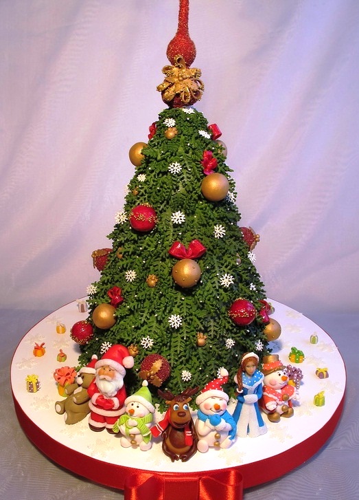 Торт в виде новогодней елки, украшенный шарами и игрушками, с фигурками Деда Мороза и Снегурочки
