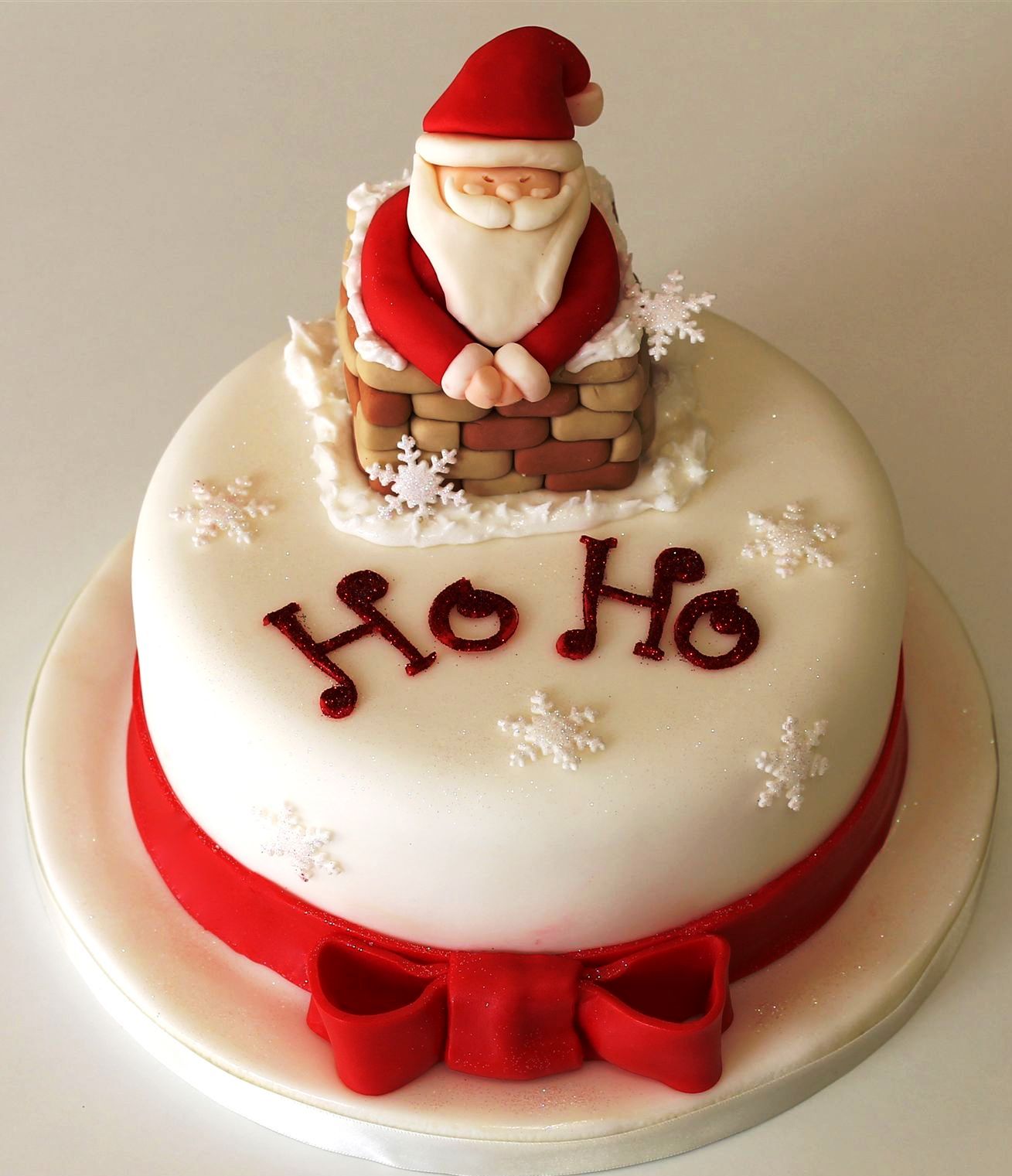 Торт на новый год, изображающий Санта Клауса в каминной трубе