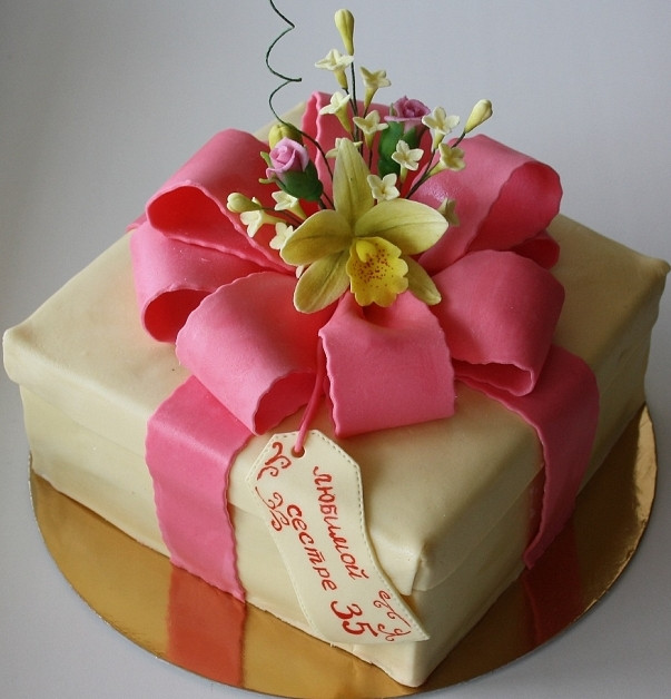 Торт-подарок в форме коробки с сюрпризом c лентой и бантом из сахарной мастики