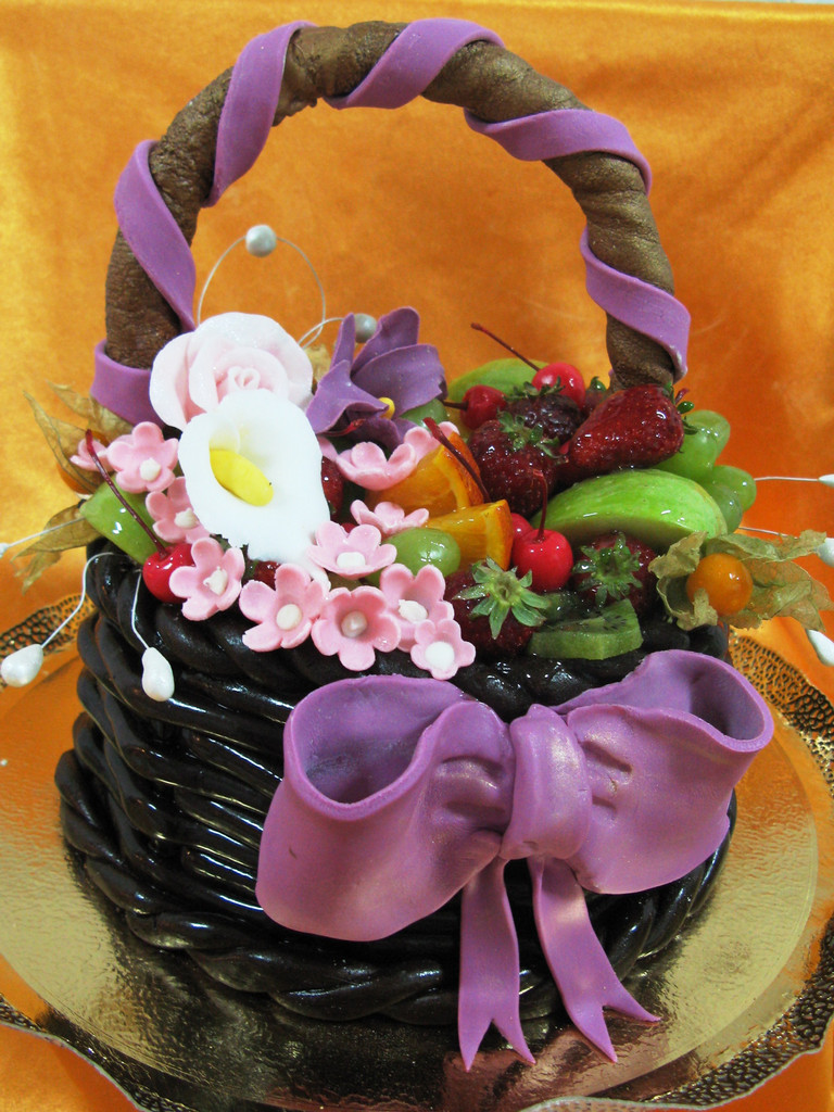 Торт с цветами и фруктами на нем