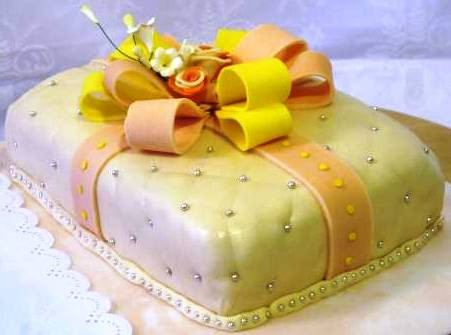 Торт Нежный подарок, украшенный цветами и бантом из мастики