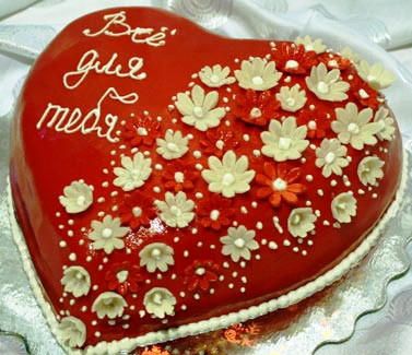 Торт в виде сердца, украшенный надписью поздравлением