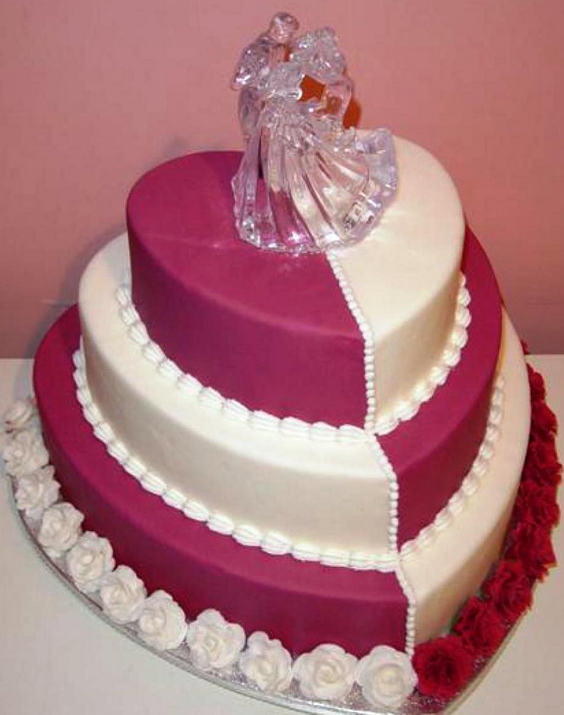 Трехъярусный торт на 14 февраля, выполненный в виде сердец