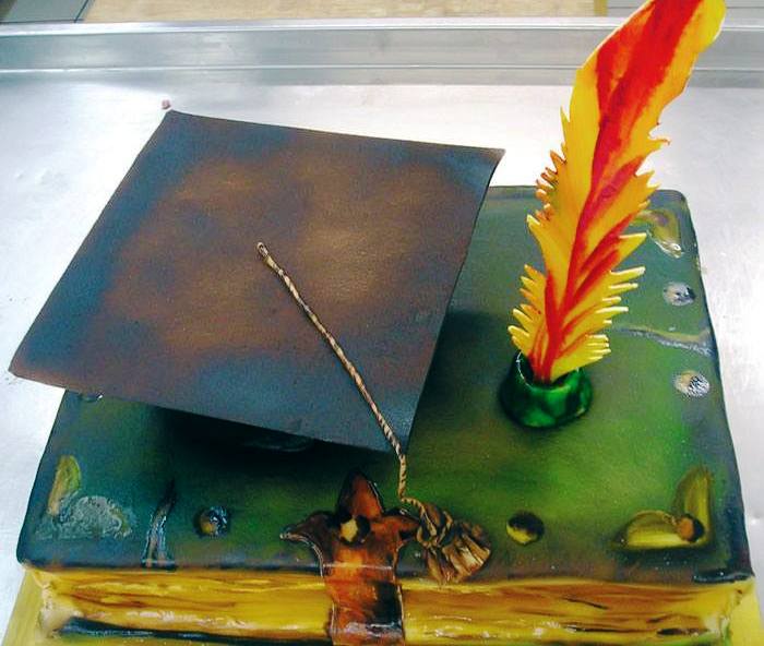 Торт на выпускной в 11 классе в форме книги, пера и шляпы
