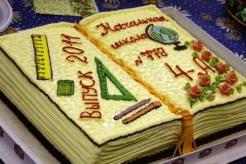 Торт в форме открытого учебника, украшенный сахарной мастикой