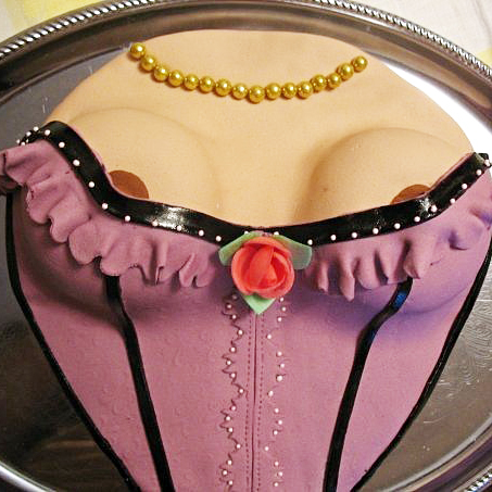 Торт в виде женской груди в корсете, украшенный мастикой